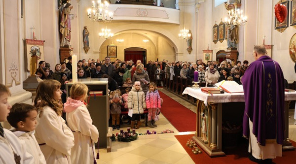 Familienmesse und Adventkranzsegnung