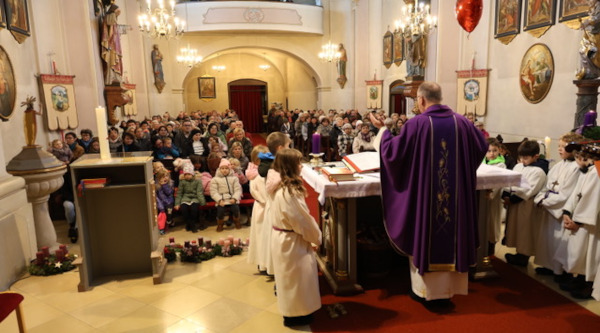 Familienmesse und Adventkranzsegnung