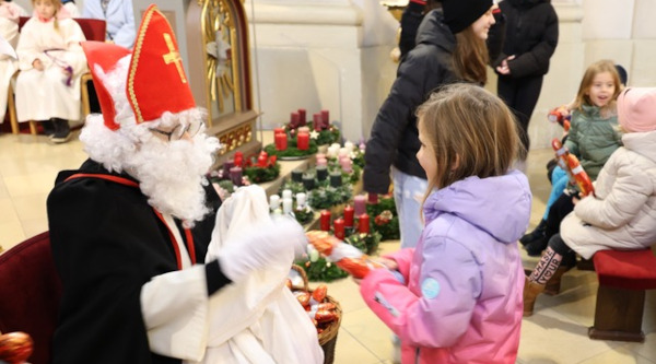 Familienmesse und Adventkranzsegnung