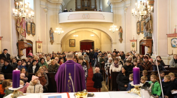 Familienmesse und Adventkranzsegnung