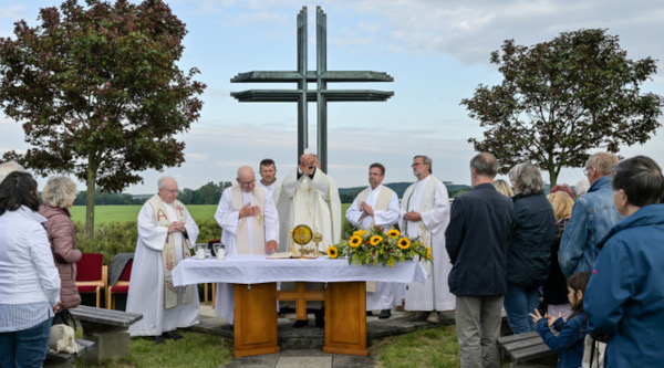 hl. Messe beim Papstkreuz