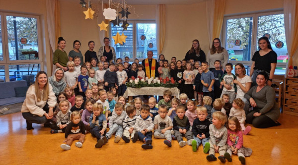 Adventkranzsegnung im Kindergarten