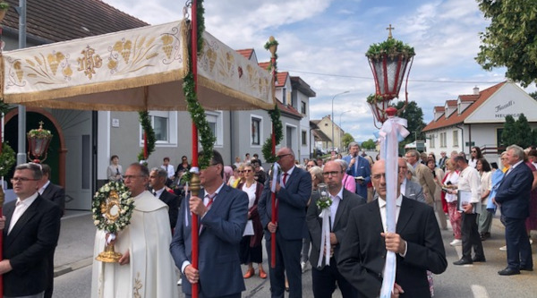 Fronleichnamsprozession - tijelovska procesija