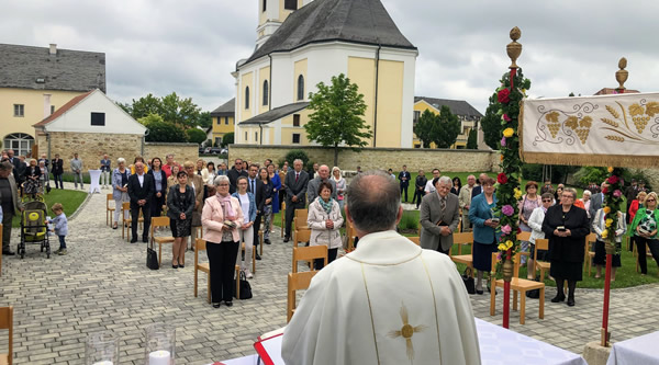Fronleichnam – Tijelova, Hl. Messe im Pfarrgarten